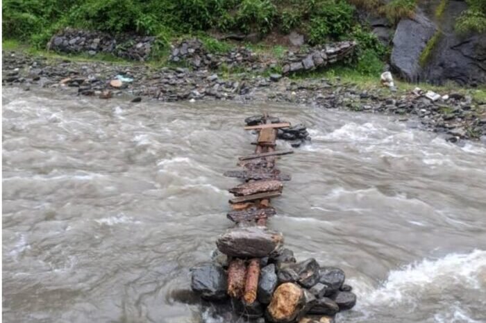  दुखद:पिंडर नदी में ग्रामीणों द्वारा बनाये लकड़ी का पुल पार करते हुये‌ बहे मां बेटा
