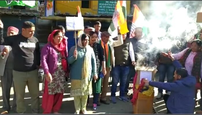  अंकिता भंडारी हत्याकांड में वी आई पी खुलासे को ले कर सड़कों सड़कों पर उतरे कांग्रेसी
