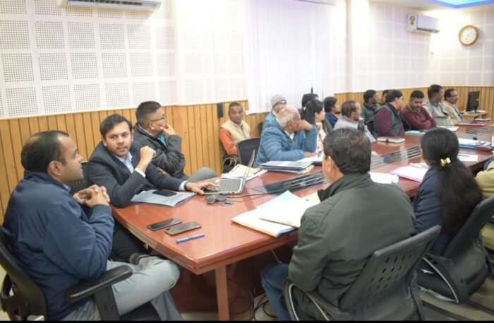  वनाग्नि से बचाने के लिए जिलाधिकारी मयूर दीक्षित की अध्यक्षता में संबंधित अधिकारियों के साथ वनाग्नि समिति की बैठक