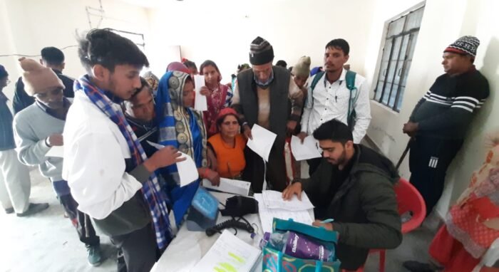  अस्पताल जनता के द्वार’’ कार्यक्रम के तहत स्वास्थ्य विभाग के माध्यम से विकासखंड पोखरी के सुदूरवर्ती गांव रौता में लगा स्वास्थ्य शिविर