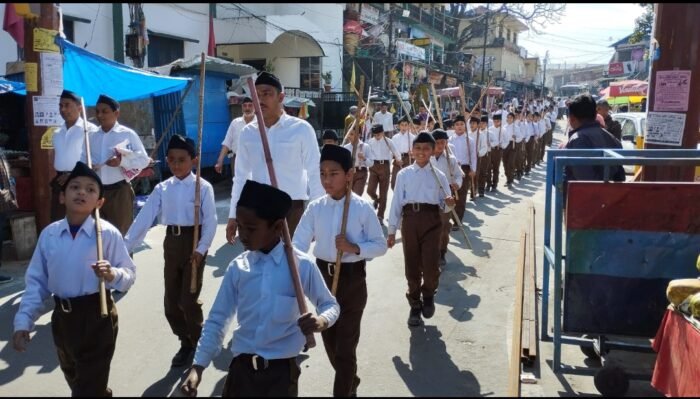  गोपेश्वर नगर में बाल स्वयमसेवको का पथ संचलन