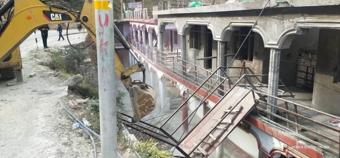  अतिक्रमण को ले कर प्रशासन सख्त गुप्तकाशी से केदारनाथ तक हटाये अतिक्रमण थमाया नोटीस