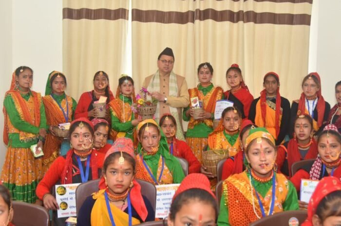  बच्चों ने फूलदेई‌ पर सी एम आवास पर डाले फूल डाल त्योहार घोषित करने की मांग रखी