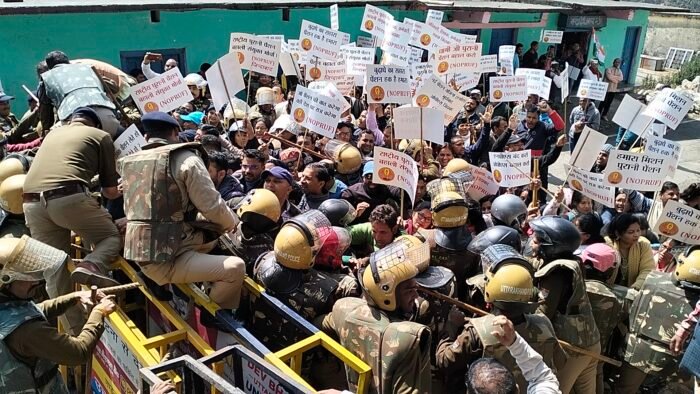  ओ पी एस की मांग को ले कर जबर्दस्त प्रदर्शन
