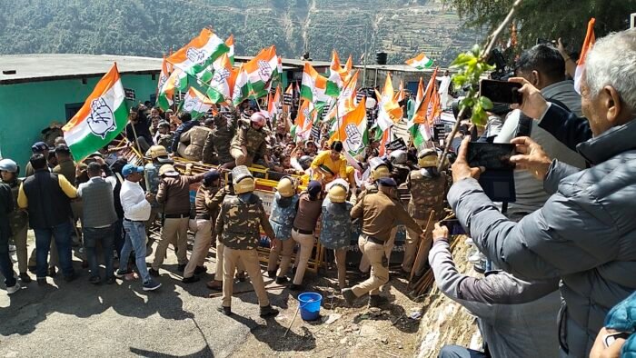  जोश में दिखे कांग्रेसी विधानसभा कूच करते हुए 6 बैरिकेट तोड़ पहुंचे दिवाली खाल तक पुलिस ने किया गिरफ्तार