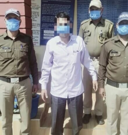  सोशल मीडिया के माध्यम से जनजाति विशेष पर अभद्र टिप्पणी करने के आरोपी शिक्षक को चमोली पुलिस ने किया गिरफ्तार