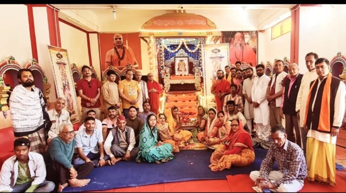  जिज्ञासाओं के समाधान का पर्व है गुरुपूर्णिमा  अज्ञान के अंधकार से ज्ञान के प्रकाश की ओर गुरू ले जाते हैं: मुकुन्दानन्द ब्रह्मचारी