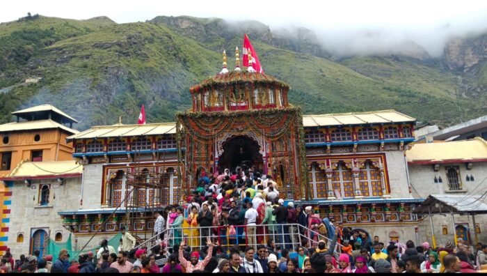  बद्रीनाथ मंदिर के सिंह द्वारा पर कोई नयी दरार नहीं ,दिख रही दरारें काफी पुरानी और स्थिर: मंदिर समिति