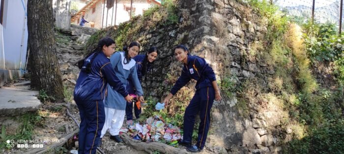  गोपेश्वर नगर में चला स्वच्छता अभियान स्कूली बच्चों ने बढ़-चढ़कर कर लिया भाग