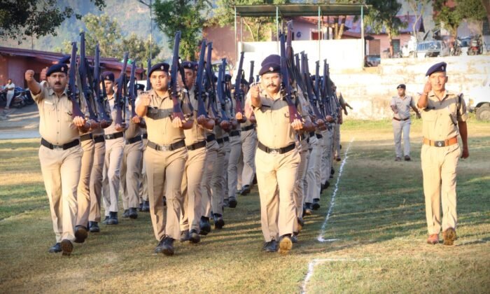  पुलिस जवानों में एकता एवं अनुशासन बनाए रखने हेतु पुलिस लाईन गोपेश्वर में हुआ शुक्रवार की साप्ताहिक परेड का आयोज