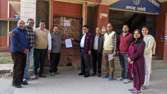  गोपेश्वर में शुक्रवार को आगामी छात्रसंघ चुनावों हेतु विभिन्न पदों हेतु अठारह नामांकन पत्रों की बिक्री