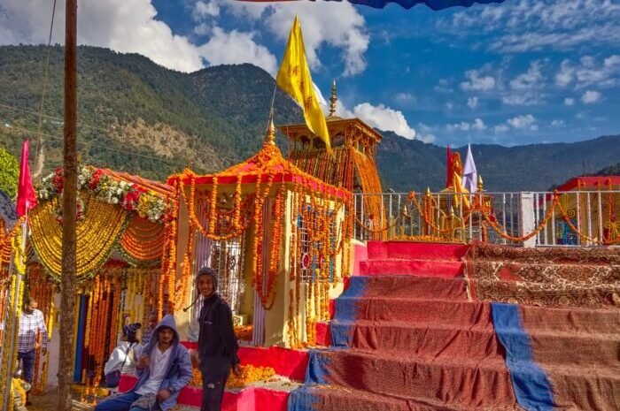  तृतीय केदार श्री तुंगनाथ जी की देव डोली शीतकालीन गद्दी स्थल श्री मार्कंडेय मंदिर मक्कूमठ पहुंची।