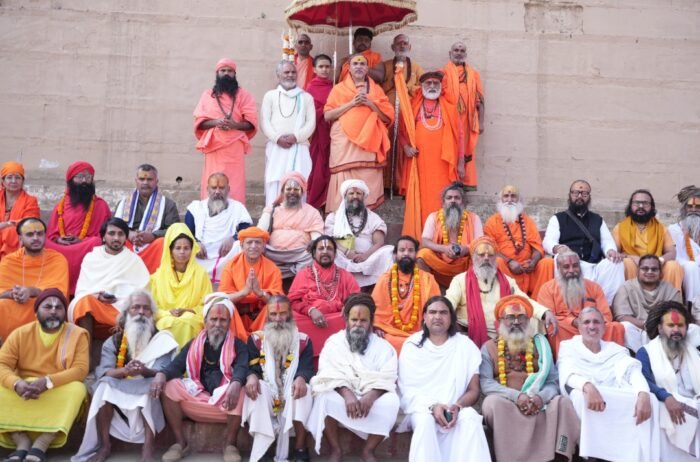  गौ-माता की करुण पुकार सुने देश की हर सरकार* ज्योतिष्पीठाधीश्वर जगद्गुरु शंकराचार्य