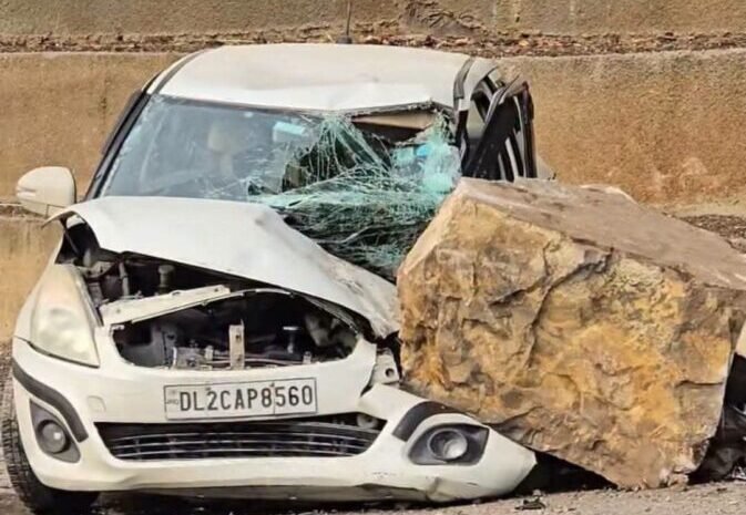  तोता घाटी में बड़ा हादसा टला, चलती कार पर गिरा भारी बोल्डर; चार यात्री बाल-बाल बचे