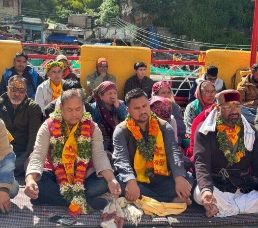  बद्रीनाथ विधायक लखपत बुटोला के नेतृत्व में बदरीनाथ धाम में कांग्रेस का मौन सत्याग्रह, कथित चंदा अनियमितता की निष्पक्ष जांच की मांग