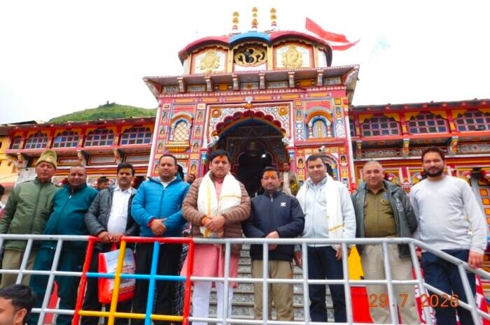  गुरु पूर्णिमा पर जिला पंचायत अध्यक्ष दौलत सिंह बिष्ट ने बदरीनाथ धाम में की विशेष पूजा, प्रदेश व देश की खुशहाली की कामना