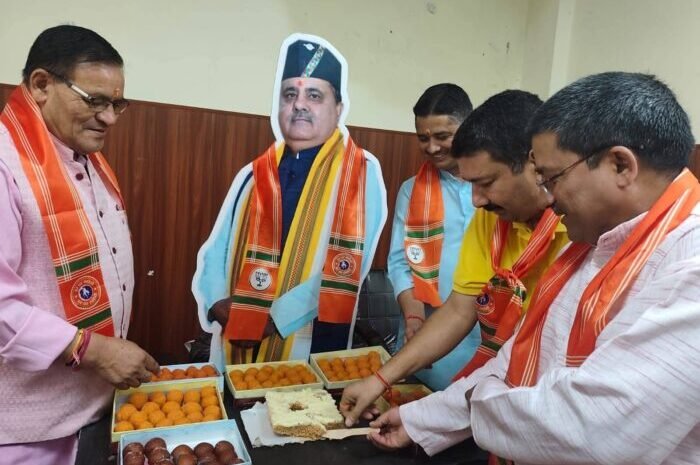  भाजपा कार्यकर्ताओं ने मनाया प्रदेश अध्यक्ष महेंद्र भट्ट का जन्मदिन, मिष्ठान वितरण के साथ किया पौधरोपण